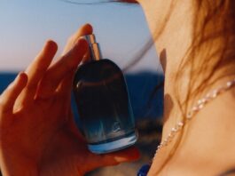 Glossier lancia You Soie: il profumo che sa di golden hour sulla pelle (e sì, lo vorrai)