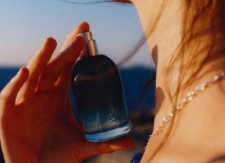 Glossier lancia You Soie: il profumo che sa di golden hour sulla pelle (e sì, lo vorrai)