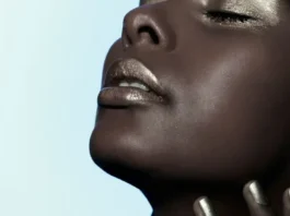 Sì, finalmente è tornato il metallic makeup (e la clean girl è sempre più un ricordo)