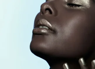 Sì, finalmente è tornato il metallic makeup (e la clean girl è sempre più un ricordo)