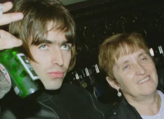 La (santa) pazienza di una mamma: Peggy Gallagher “sgrida” Liam sulla Rock & Roll Hall Of Fame