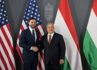 Il paradosso di JD Vance: accusa l’Unione Europea di voler influenzare le elezioni in Ungheria, ma lui stesso è a Budapest per sostenere Viktor Orbán