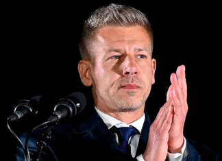 L’Ungheria volta pagina, dopo 16 anni finisce l’era Orbán: chi è il nuovo presidente Péter Magyar