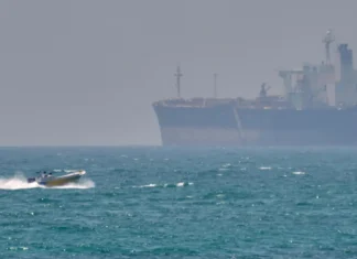 Gli Stati Uniti colpiscono e bloccano una nave mercantile iraniana, Teheran promette una risposta molto presto