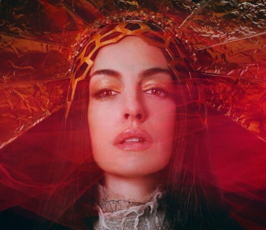 Anne Hataway nel nuovo inquietante film ‘Mother Mary’, ecco il trailer