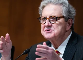 Il senatore repubblicano John Kennedy critica la “guerra santa” di Trump contro Papa Leone XIV