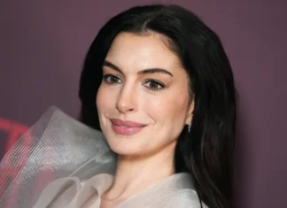Anne Hathaway in versione high-gloss: abito sheer e diamanti (con smeraldi) per un red carpet da oltre 100K