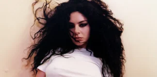 Charli XCX mette le cose in chiaro sul nuovo album: “Non sarà rock, non ho mai pensato a quale genere potrà appartenere” Charli XCX rivela sul genere del nuovo album