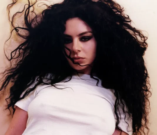Charli XCX ha annunciato un tour in Nord America a supporto dell’album “Music, Fashion, Film”