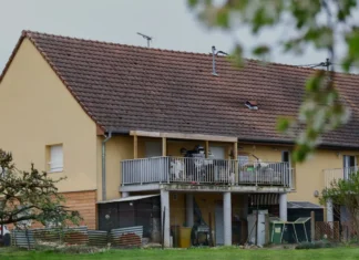 Un uomo francese è stato accusato di aver tenuto rinchiuso il figlio in un van per due anni
