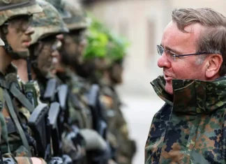Grandi proteste in Germania per la nuova legge che impone agli uomini under 45 un’autorizzazione dalle forze armate prima di allontanarsi dal Paese