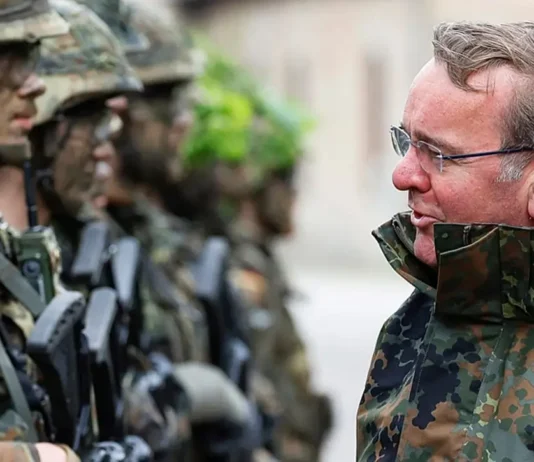 Grandi proteste in Germania per la nuova legge che impone agli uomini under 45 un’autorizzazione dalle forze armate prima di allontanarsi dal Paese