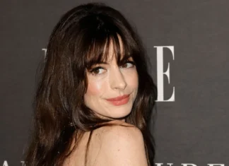 Anne Hathaway ha appena riportato i capelli di Andy Sachs, e TikTok è già in crisi