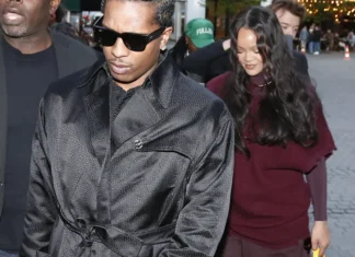 Rihanna in modalità dark romance a Parigi: burgundy, gloss e borsa “Dracula” (letteralmente)