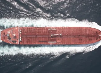 L’Iran ha appena colpito una nave portacontainer nei pressi dello Stretto di Hormuz