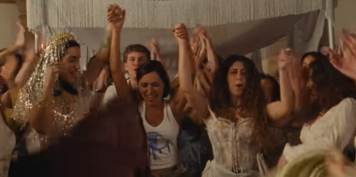 Un frame di Levante, Serena Brancale e DELIA che cantano nel video del brano "Al mio Paese"