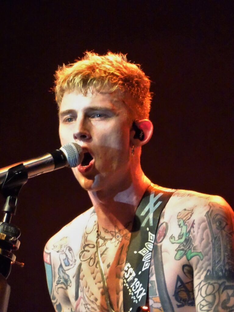 Machine Gun Kelly durante un'esibizione al Summerfest nel 2018 a Milwaukee nel Wisconsin.