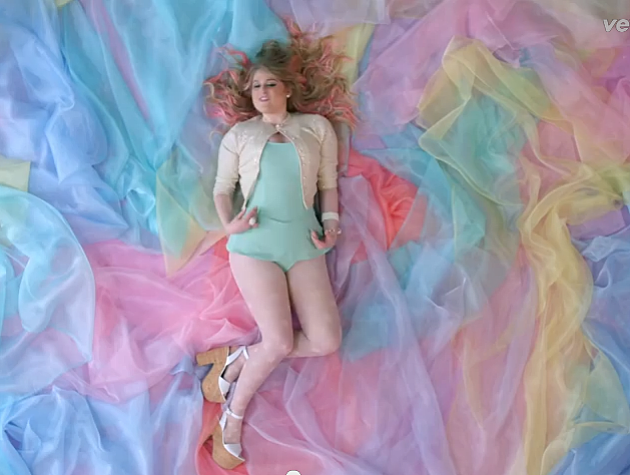 Meghan Trainor nel video All about the bass. Photo credits Q97.9