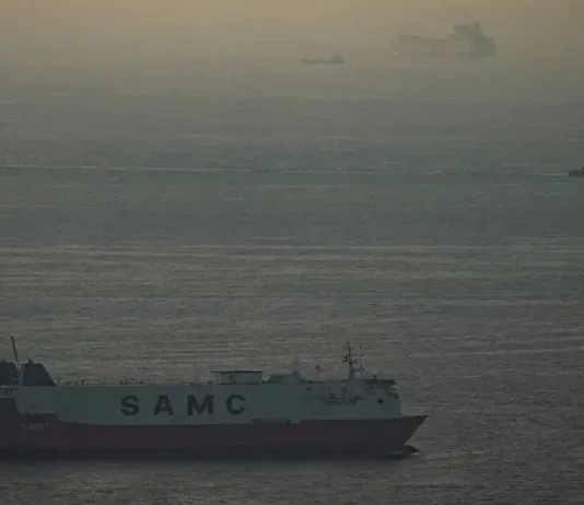 Scontro nello Stretto di Hormuz, gli Stati Uniti abbattono 2 droni iraniani Nave Stretto Hormuz - Photo Credits Euronews.com