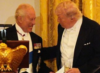 Re Carlo III in visita a New York, mentre Trump imbarazza Buckingham Palace