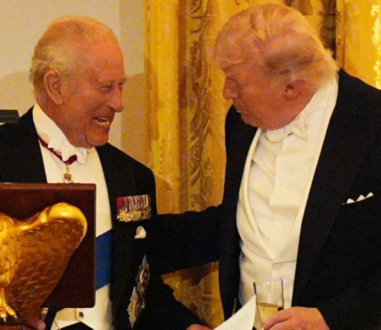 Re Carlo III in visita a New York, mentre Trump imbarazza Buckingham Palace