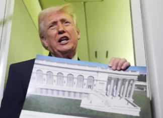 Un giudice ha interrotto la costruzione della nuova sala da ricevimenti della Casa Bianca voluta da Trump