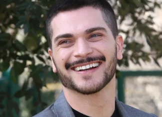 Chi è il bell’attore Alessio Lapice, Stefano in “Roberta Valente Notaio in Sorrento”: carriera e fidanzata