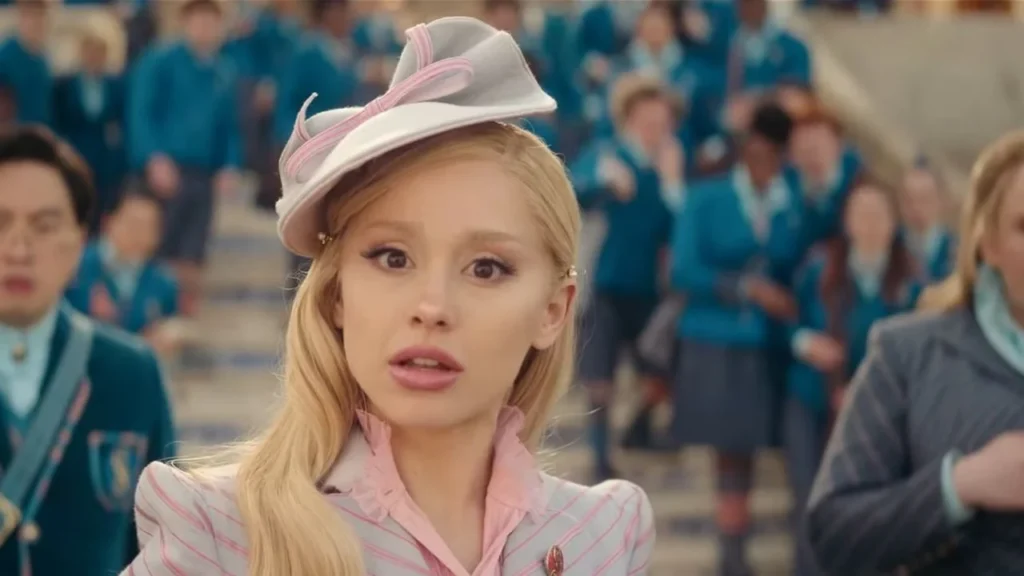 Ariana Grande in una scena di Wicked. Photo Credits Movieplayer