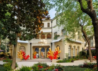 Chanel porta Coco Beach a Shanghai, e trasforma una villa in una fuga estiva (senza lasciare la città)