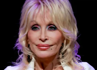Un sondaggio dell’Università del Massachussets rivela che Dolly Parton è il personaggio più popolare negli Stati Uniti Un sondaggio ha rivelato che Dolly Parton è il personaggio più popolare negli Stati Uniti