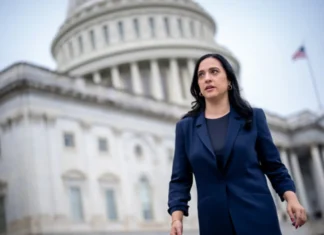 La deputata democratica USA, Yassamin Ansari, chiede l’impeachment del capo della difesa Hegseth: “Operazioni illegali in Iran”