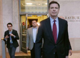 L’ex direttore dell’Fbi James Comey si è costituito in Virginia