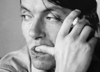 Sessant’anni fa De André pubblicava “Amore Che Vieni Amore Che Vai”: la storia di un’emozione imprevedibile fabrizio-de-andre.jpg foto presa da homesinsardinia.com