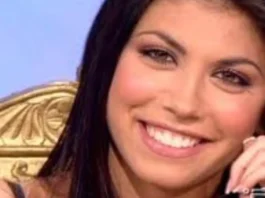 Chi è Flora Canto, dal trono di Uomini e Donne (chi aveva scelto) al marito Enrico Brignano