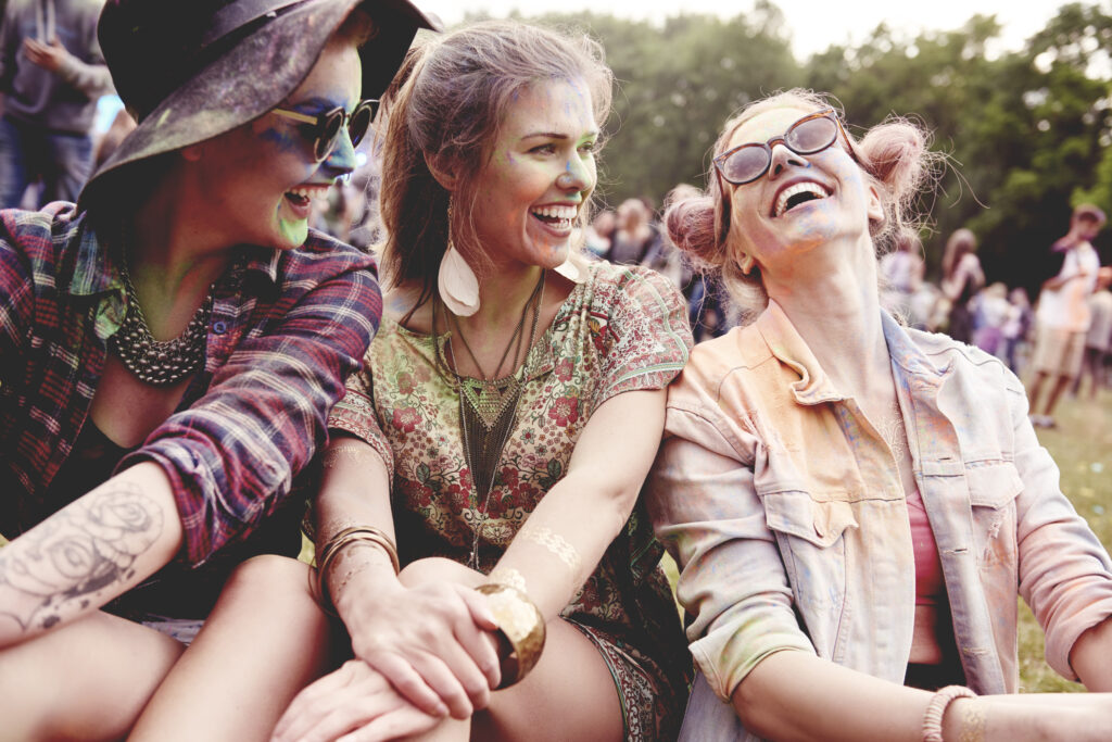 Ragazze che si divertono ad un festival musicale.