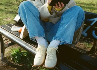 Le suede sneakers sono ufficialmente le scarpe cool girl della primavera