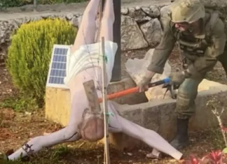 Un soldato israeliano ha distrutto una statua di Gesù in Libano