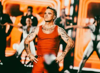 Robbie Williams risponde alle critiche di un podcaster: “Sei un vero bullo, mostri una crudeltà che non si riconosce”