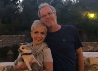 Chi è Fabio Leoni, il marito di Rosanna Banfi (padre dei figli Virginia e Pietro): “Mi aveva lasciata al telefono quando eravamo fidanzati” Chi è il marito di Rosanna Banfi e padre dei due figli