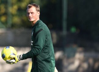 Alex Manninger, ex portiere della Juventus, è morto in un incidente stradale: la sua auto è stata travolta da un treno, aveva 48 anni