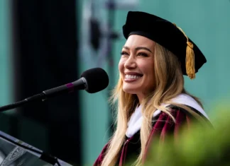 Hilary Duff, “da liceale a popstar”, fino al discorso alla Northeastern University di Boston: «Non dimenticate di fermarvi e apprezzare quanta strada avete fatto»