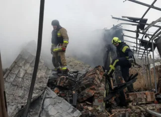 La Russia ha attaccato l’Ucraina con missili balistici su Kiev: almeno un morto e oltre 40 feriti
