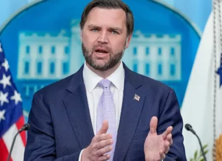 Il vicepresidente americano JD Vance rassicura l’Europa sulla riduzione di truppe in Polonia ma invita l’UE ad essere più responsabile