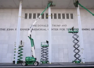 Un giudice ha ordinato la rimozione del nome di Trump dal Kennedy Center
