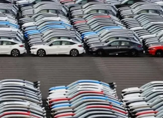 Trump ha annunciato nuovi dazi al 25% su auto e camion importati dall’Unione Europea