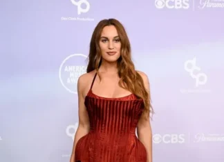 Hannah Berner agli Amas 2026 in versione “Bridgerton vixen” con il corsetto rosso più drama della serata