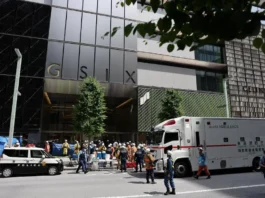 Paura in un centro commerciale di Tokyo: un uomo ha spruzzato una sostanza non identificata all’interno dell’edificio, ferendo almeno venti persone