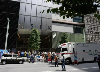 Paura in un centro commerciale di Tokyo: un uomo ha spruzzato una sostanza non identificata all’interno dell’edificio, ferendo almeno venti persone