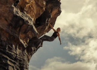 Il film Netflix ‘Apex’ sta dominando le classifiche mondiali, Charlize Theron eroina di un thriller d’azione