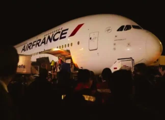 Air France, volo diretto negli USA dirottato in Canada. A bordo un passeggero proveniente dal Congo Air France Congo - Photo Credits Tgcom24 - Mediaset Infinity (modificato con Canva)